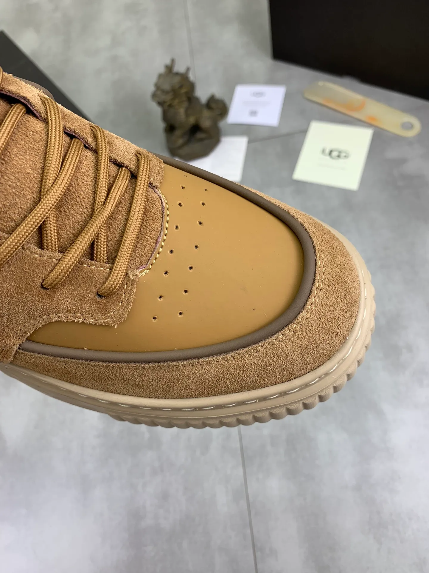 Men's shoes 💰P640 [New style] 💰 🆘 "Real wool" [UGG] 👉The popular men's shoes are synchronized with the official website 🔰The quality of the genuine products [satisfied] is not comparable to the imitations in the general market 🌀The upper is imported Italian frosted cowhide, and the lining is: foot pad 🅰️ grade 🐑Real wool👻Only Grade A can show the effect The hand feels smooth and delicate 🔱The shoe shape is grand, only genuine manufacturers can do it 🎄The perfect toughness of the original outsole 👻⬛️ allows customers to say goodbye to one-time consumption. Real wool lining, super warm. Available in black, brown and gray. Size: 39-44